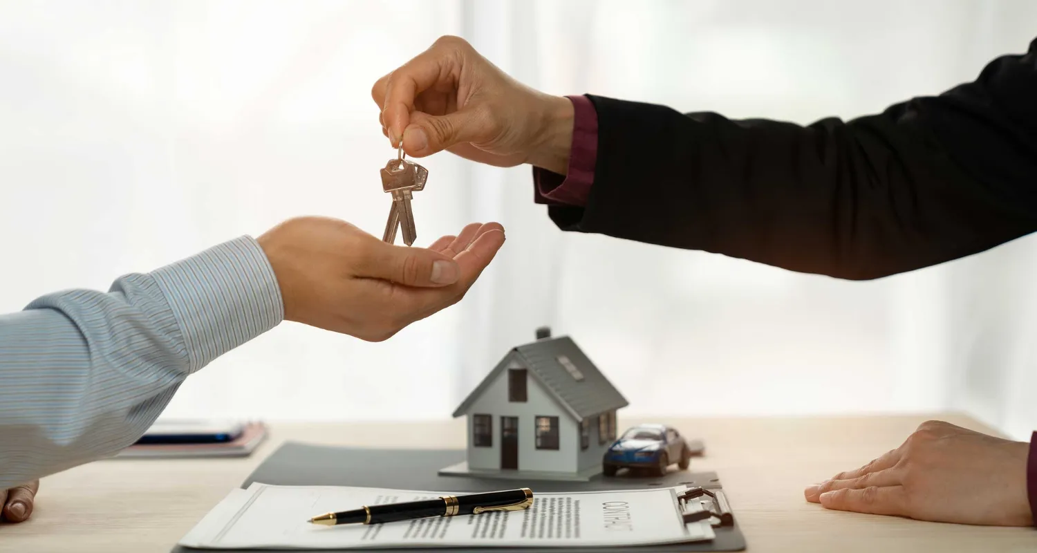 Schlüsselübergabe an neue Eigentümer beim Immobilienverkauf